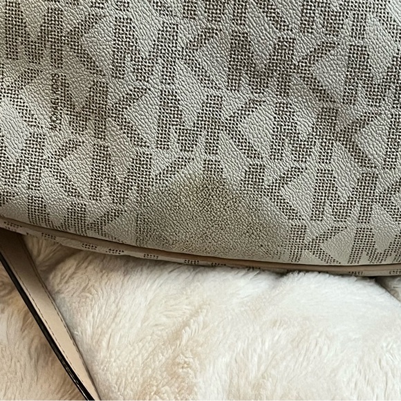 Michael Kors Jet Set Shoulder Bag Vanilla #michaelkors #MKJetset - Picture 6 of 7